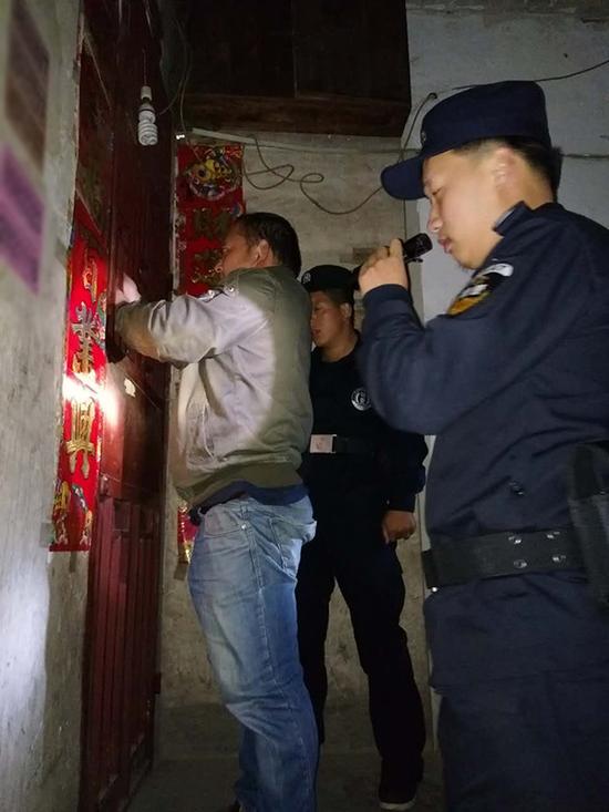 吴忠粗心妈妈误将幼女锁家中 民警全城寻开锁师傅开门